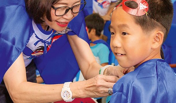 The Kidney Kid shows schoolchildren in Taiwan what superpowers the kidneys have.