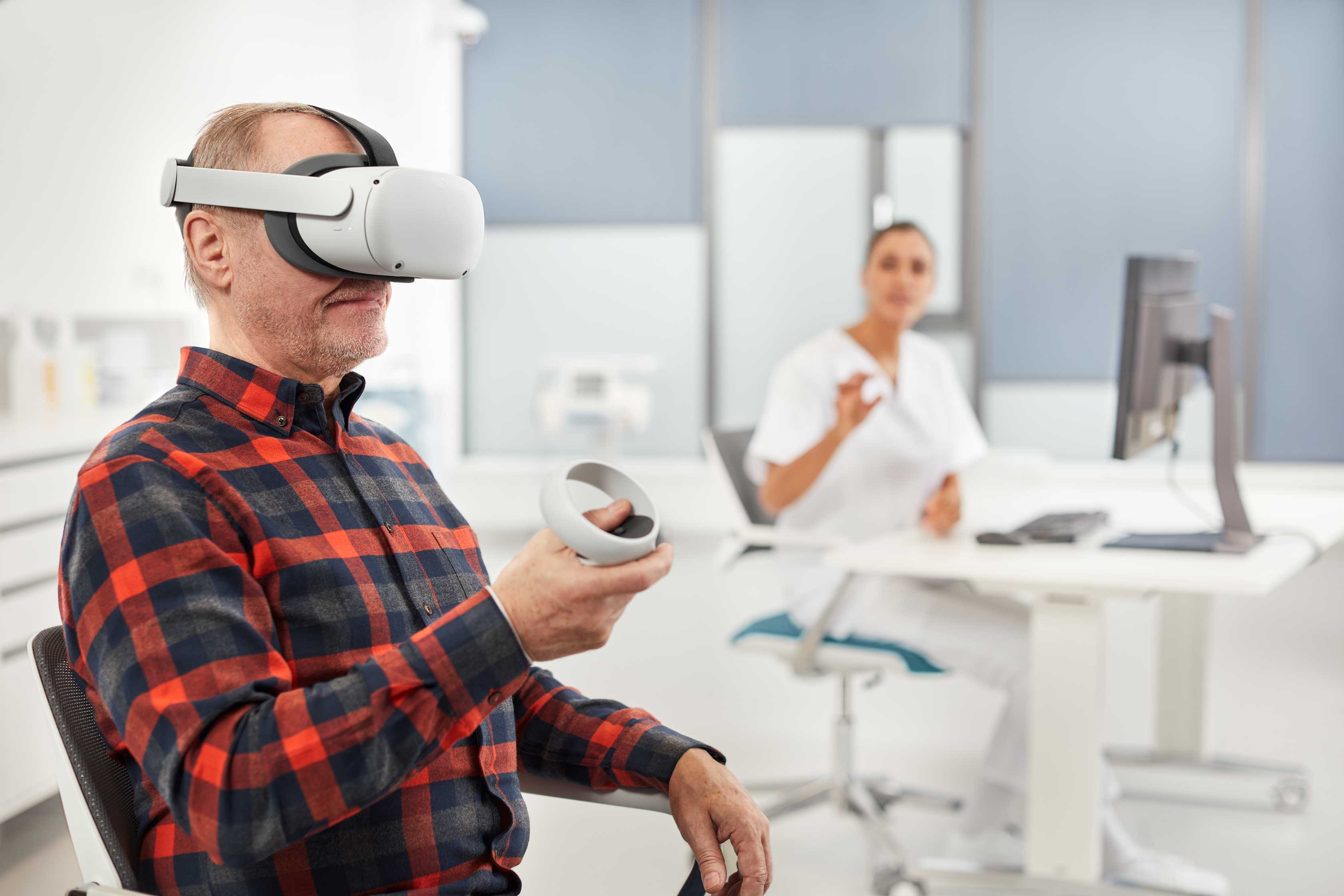 Mann mit Virtual-Reality-Brille