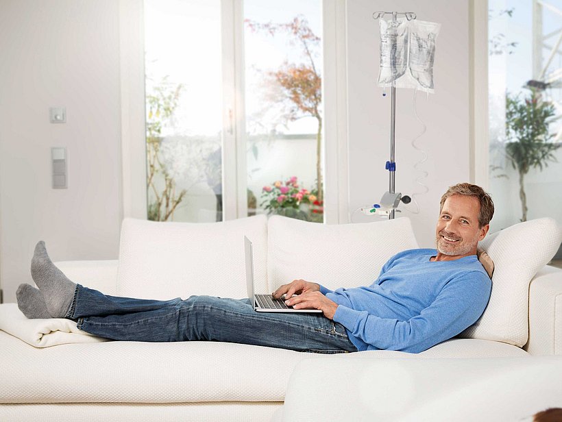 CAPD – Mann entspannt sich auf einem Sofa