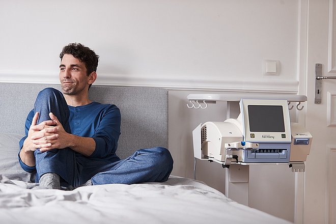 APD – Ein Mann sitzt auf einem Bett
