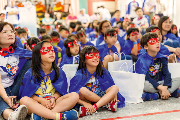 The Kidney Kid shows schoolchildren in Taiwan what superpowers the kidneys have.