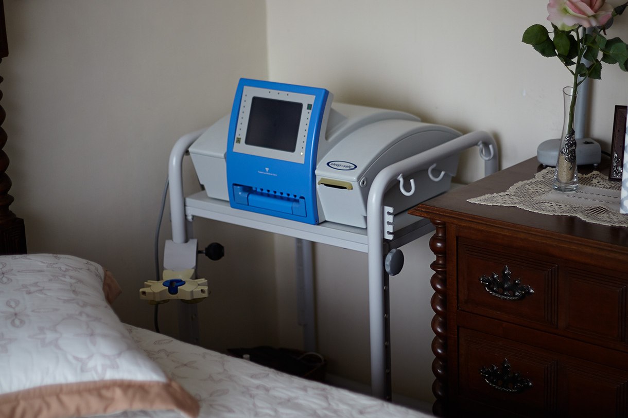 Bei der automatisierten Peritonealdialyse übernimmt eine Maschine, der sogenannte Cycler, den Austausch der Dialyselösung.