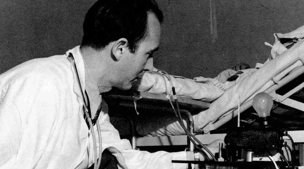 Nils Alwall 1946 mit Dialysemaschine